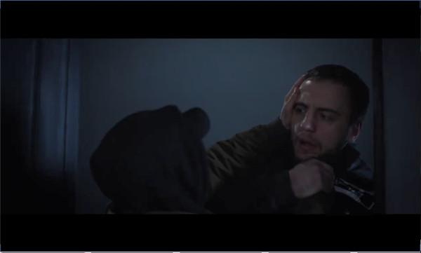 她看见红色手机版