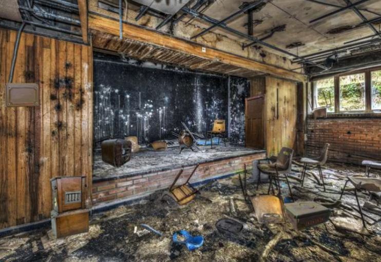 被遗弃的剧院逃生游戏官方版  v3.2.1