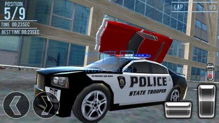 警车追击撞毁汽车